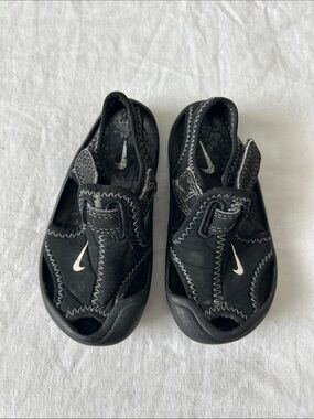 Nike Black Kids Water Sandal with White Swoosh, Sz.4, Gently Used.